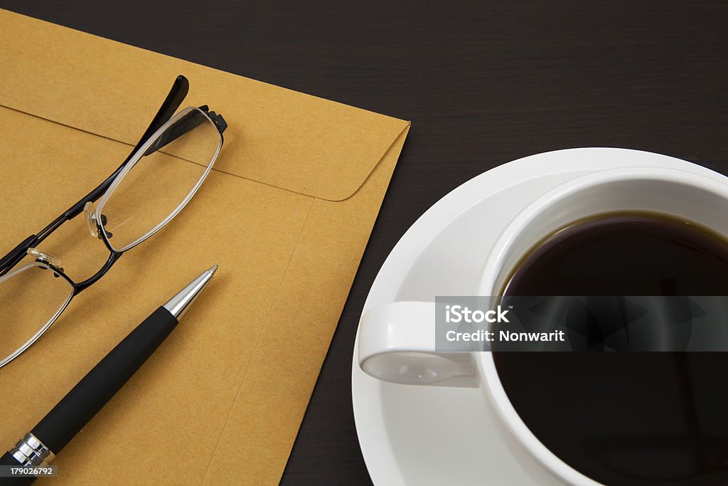 Чашка кофе и бумага - Стоковые фото Без людей роялти-фри