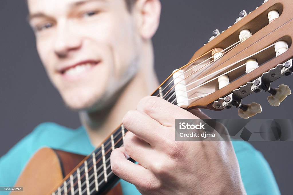 Felice giovane uomo con chitarra - Foto stock royalty-free di Abbigliamento casual