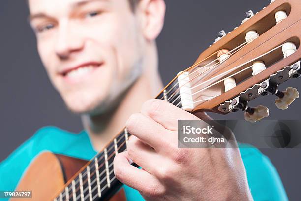 Foto de Feliz Jovem Com Guitarra e mais fotos de stock de Adulação - Adulação, Adulto, Alegria