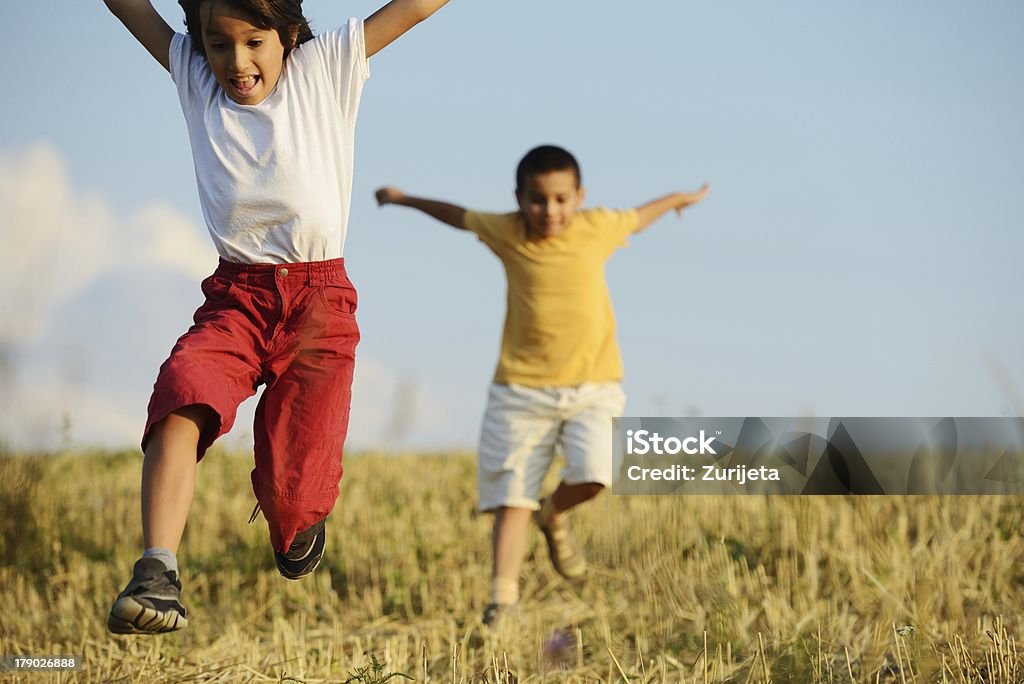 Двое детей на луг - Стоковые фото Активный образ жизни роялти-фри