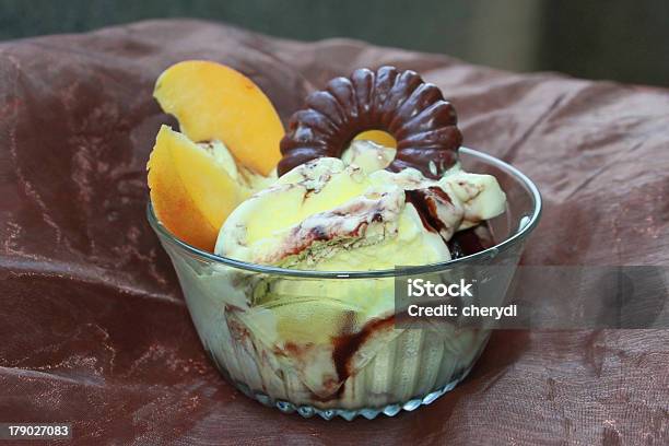 Foto de Sorvete De Baunilha e mais fotos de stock de Amarelo - Amarelo, Biscoito, Biscoito de Chocolate