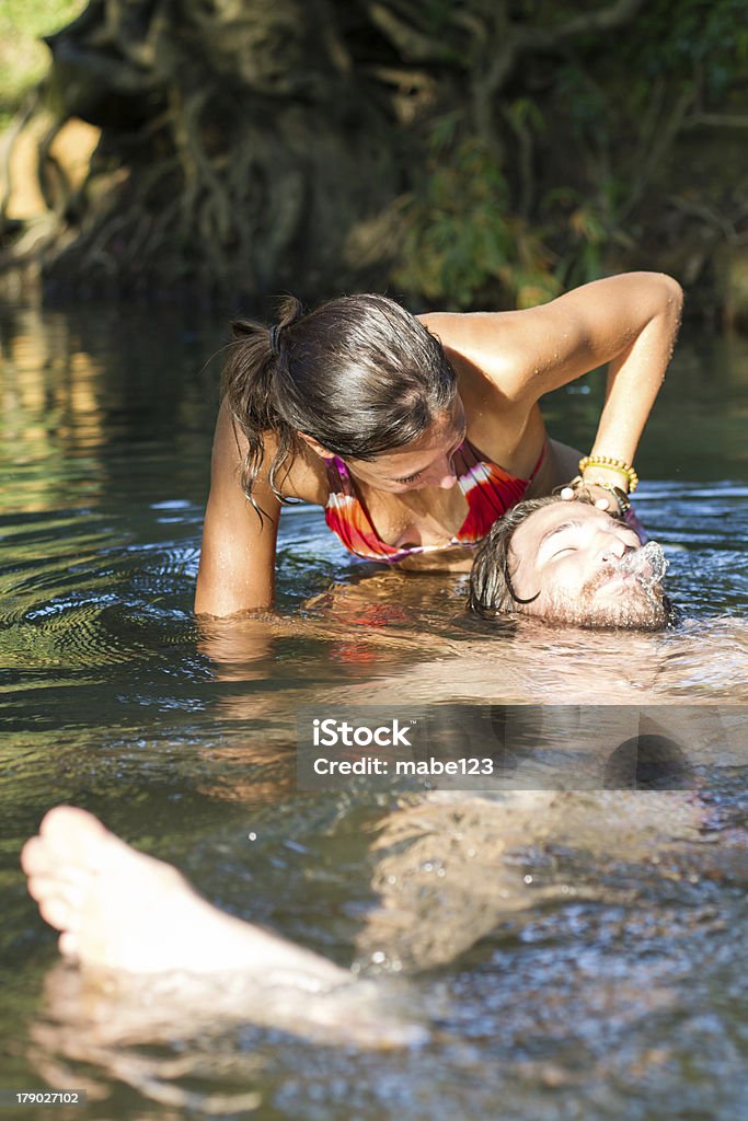 Jovem casal na água - Foto de stock de Amor royalty-free