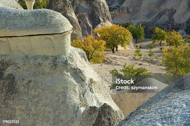 Formación De Roca Cerca De Goreme Turquía Foto de stock y más banco de imágenes de Aire libre - Aire libre, Amarillo - Color, Anatolia