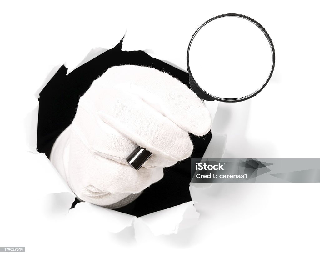 Hombre con guantes mantiene lupa en su dedo - Foto de stock de Agujero libre de derechos