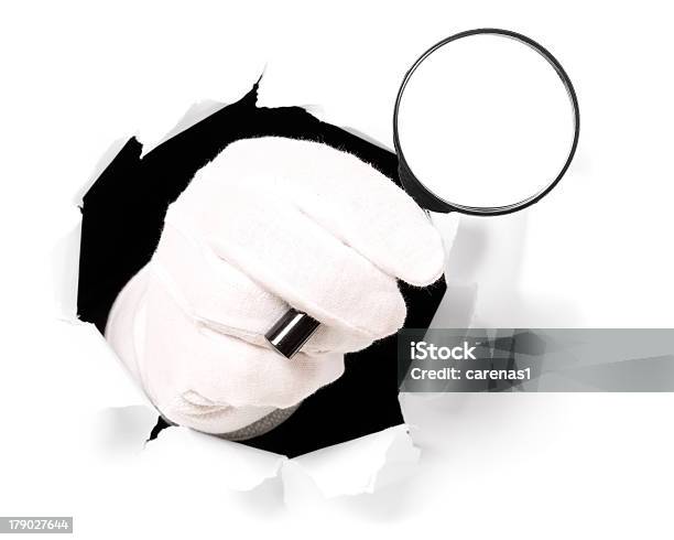 Hombre Con Guantes Mantiene Lupa En Su Dedo Foto de stock y más banco de imágenes de Agujero - Agujero, Blanco - Color, Cristal - Material