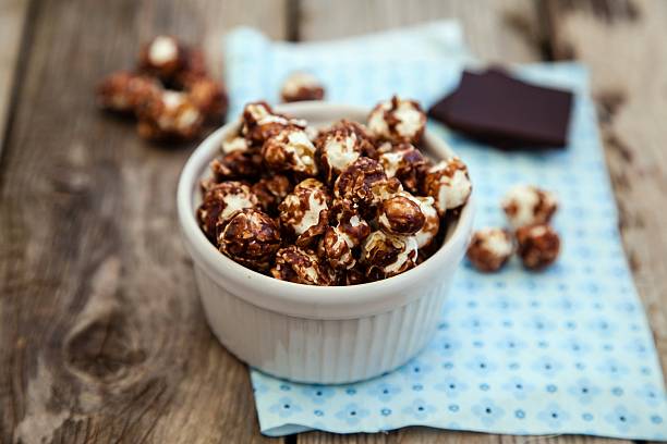 Pipoca cobertos de Chocolate - foto de acervo