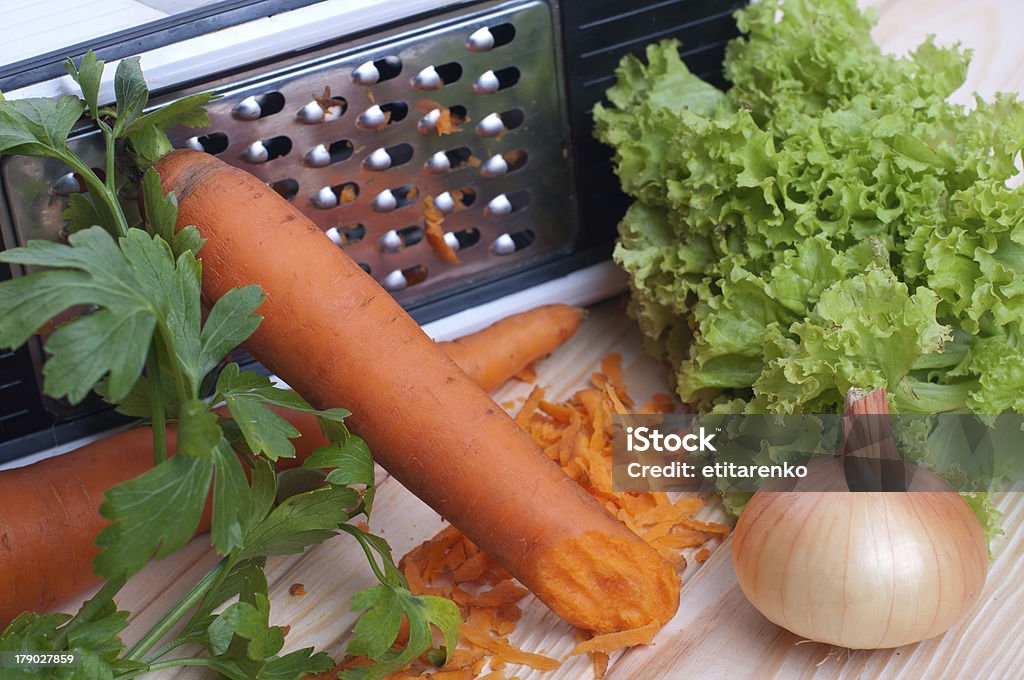 De zanahorias ralladas con paquetes y cebolla en placa - Foto de stock de Agricultura libre de derechos