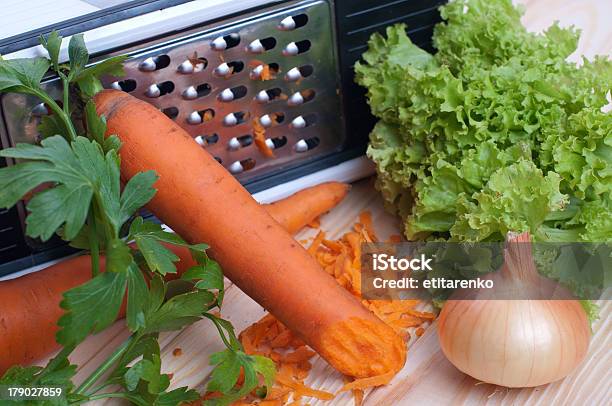 De Zanahorias Ralladas Con Paquetes Y Cebolla En Placa Foto de stock y más banco de imágenes de Agricultura