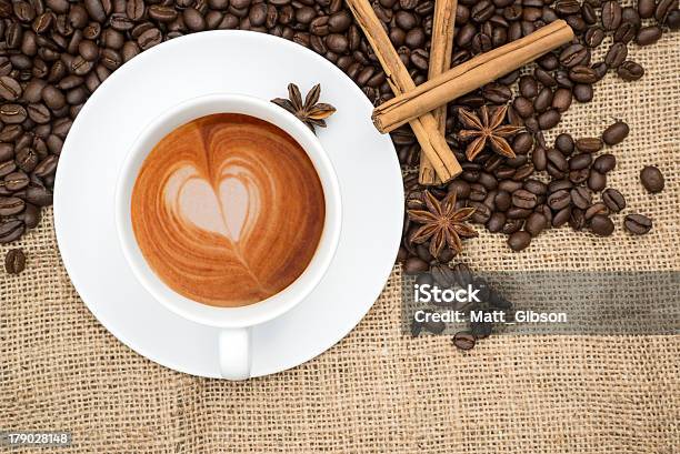 Photo libre de droit de Tasse De Café Avec De La Mousse En Forme De Cœur banque d'images et plus d'images libres de droit de Café instantané - Café instantané, Tasse, Afrique