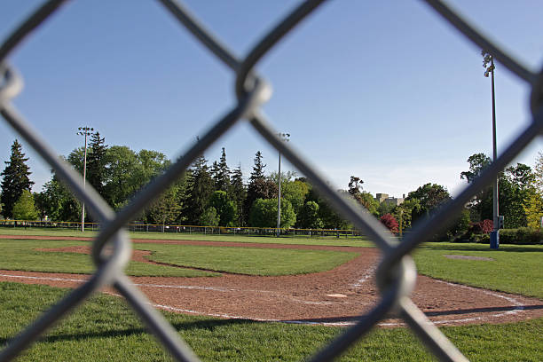 бейсбольная поле забор кадрирование - baseline base softball home base стоковые фото и изображения