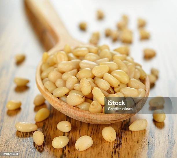 Piñones Foto de stock y más banco de imágenes de Alimento - Alimento, Cerca de, Comida gourmet