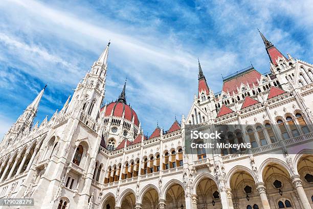 Photo libre de droit de Vue De Jour Du Bâtiment Du Parlement De Budapest banque d'images et plus d'images libres de droit de Attila - Attila, Bleu, Budapest