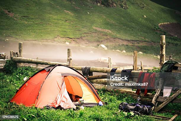 キャンプテントの近くの村には霧の山々 - かすみのストックフォトや画像を多数ご用意 - かすみ, キャンプする, スポーツ
