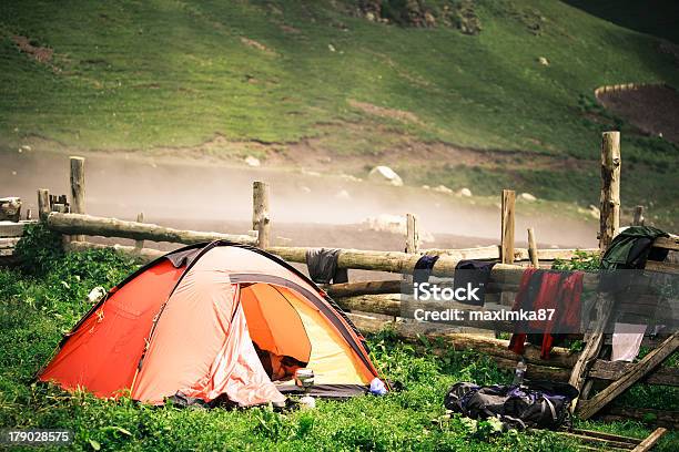 Foto de Acampamento Para Barraca Perto De Um Vilarejo Nas Montanhas Envoltas Em Brumas e mais fotos de stock de Acampar