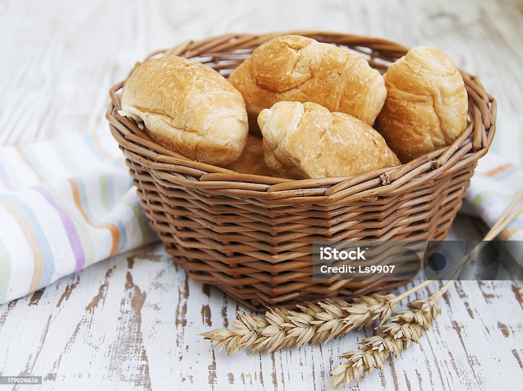 Cesta de croissants frescos - Foto de stock de Amontoamento royalty-free