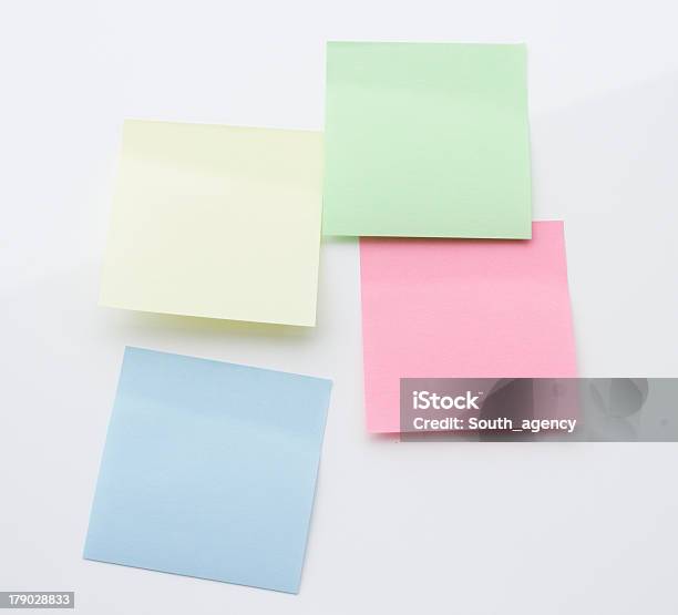 Notas Adhesivas Foto de stock y más banco de imágenes de Acurrucado - Acurrucado, Amarillo - Color, Artículo de papelería