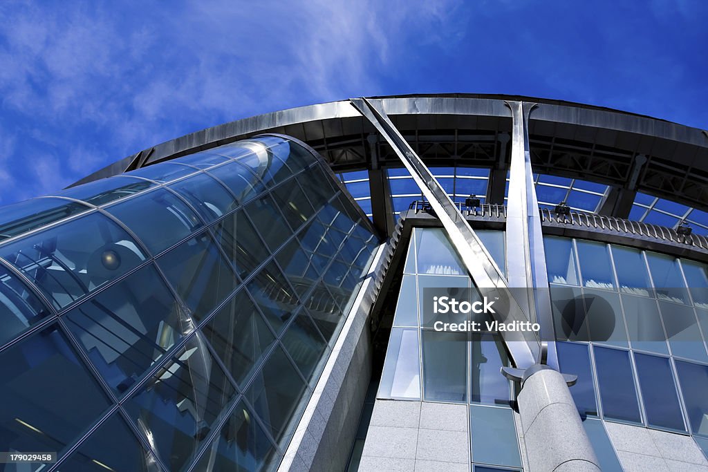 Prospektywne widok na nowe wieżowce w nowoczesnym budynku firmy - Zbiór zdjęć royalty-free (Aranżować)