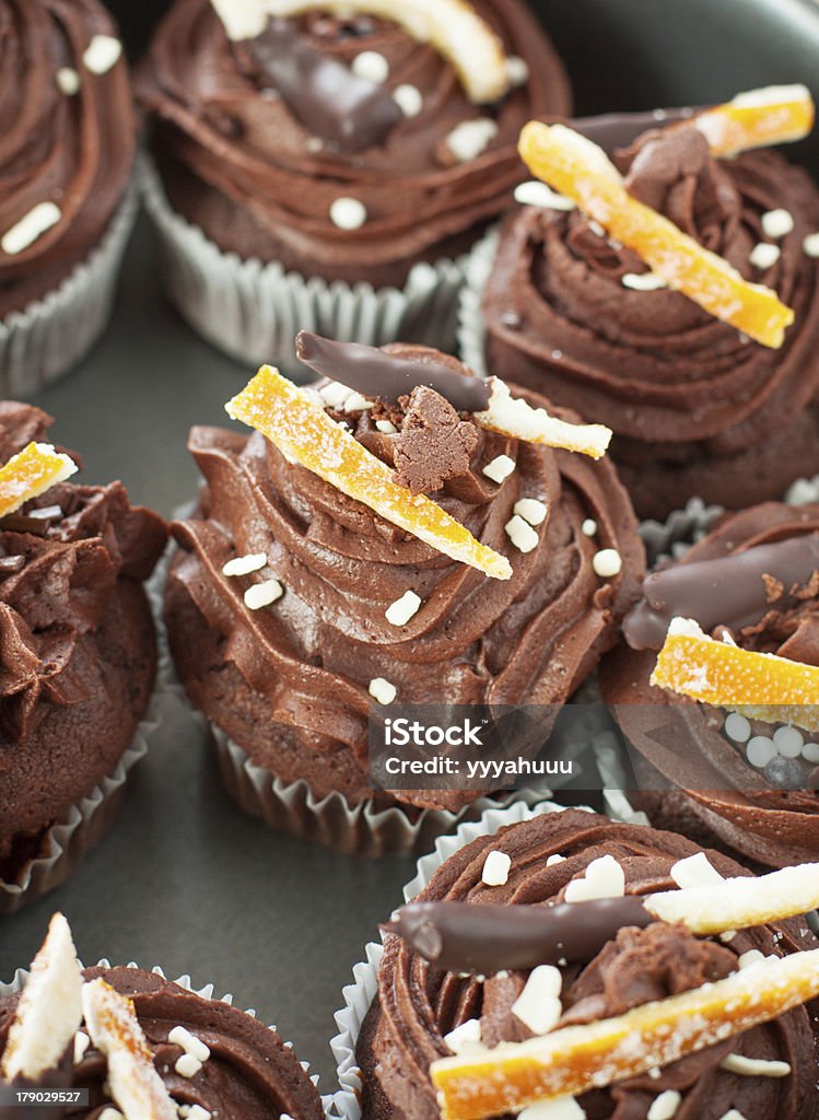 Magdalena con glaseado de chocolate y naranja - Foto de stock de Al horno libre de derechos