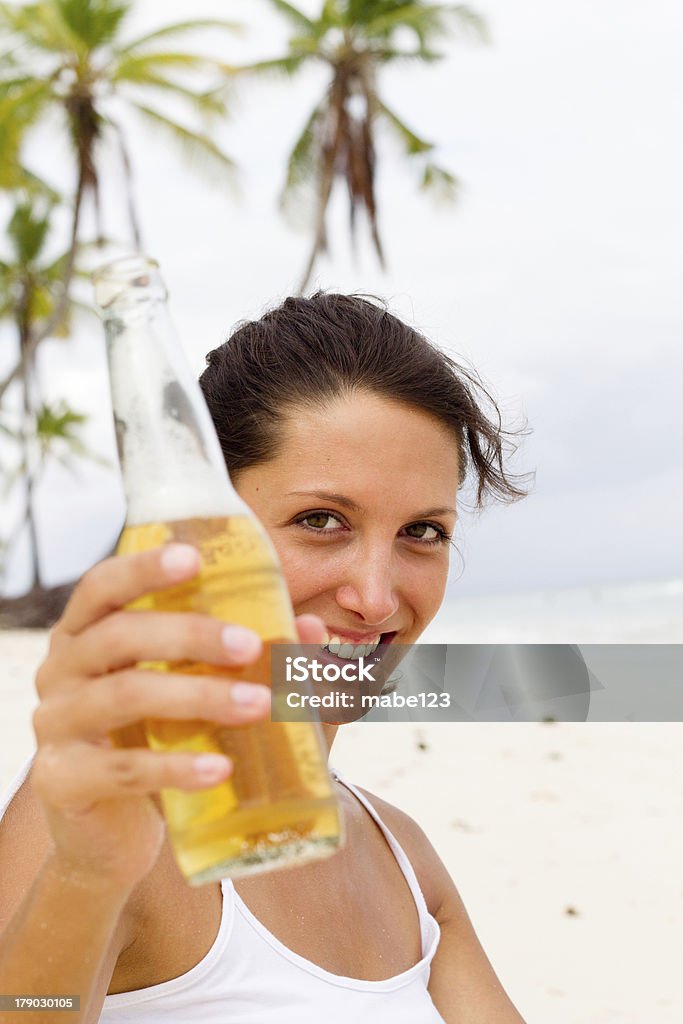 Birra sulla spiaggia - Foto stock royalty-free di Bottiglia di birra