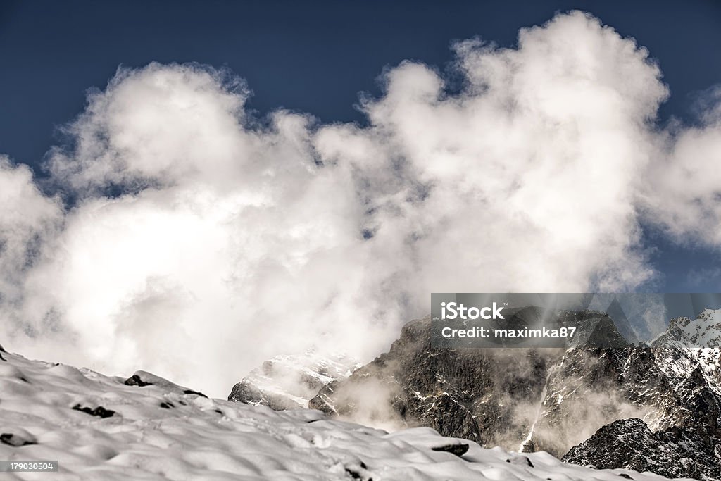 Brancas nuvens nas montanhas do Cáucaso, robusto - Royalty-free Alpes Europeus Foto de stock