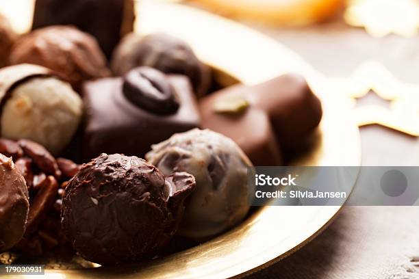 Weihnachtsschokoladentrüffel Stockfoto und mehr Bilder von Beige - Beige, Bildkomposition und Technik, Braun