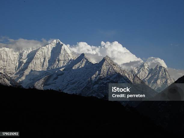 Montagne Di Sera - Fotografie stock e altre immagini di Ambientazione esterna - Ambientazione esterna, Asia, Catena di montagne