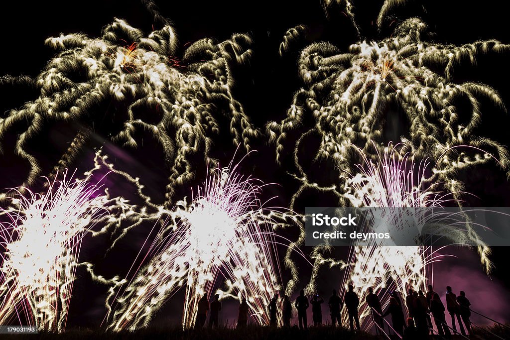 Big fogos de artifício com silhueta de observação de pessoas no primeiro plano - Foto de stock de Alegria royalty-free