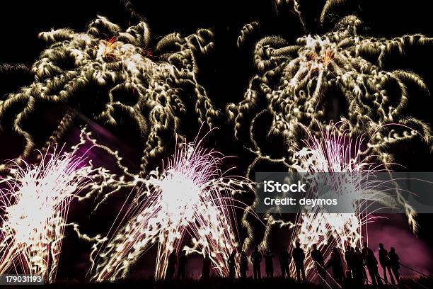 Foto de Big Fogos De Artifício Com Silhueta De Observação De Pessoas No Primeiro Plano e mais fotos de stock de Alegria