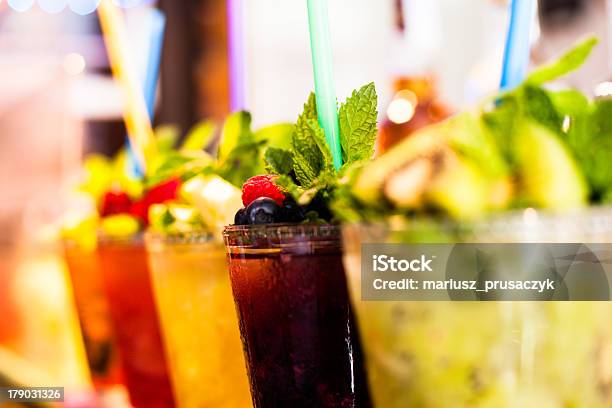 Bunte Cocktails Stockfoto und mehr Bilder von Alkoholisches Getränk - Alkoholisches Getränk, Blau, Bunt - Farbton