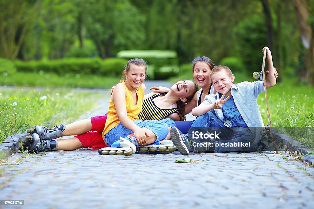 Glücklich teenage Freunde spielen im Freien - Lizenzfrei Aktivitäten und Sport Stock-Foto