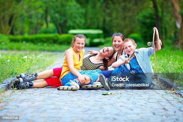 Glücklich Teenage Freunde Spielen Im Freien Stockfoto und mehr Bilder von Aktivitäten und Sport - Aktivitäten und Sport, Bewegung, Bunt - Farbton