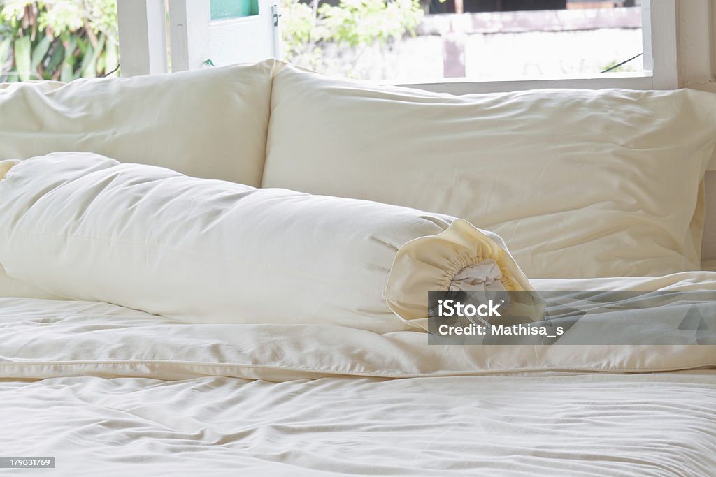 En désordre Lit avec oreillers blancs - Photo de Chambre à coucher libre de droits