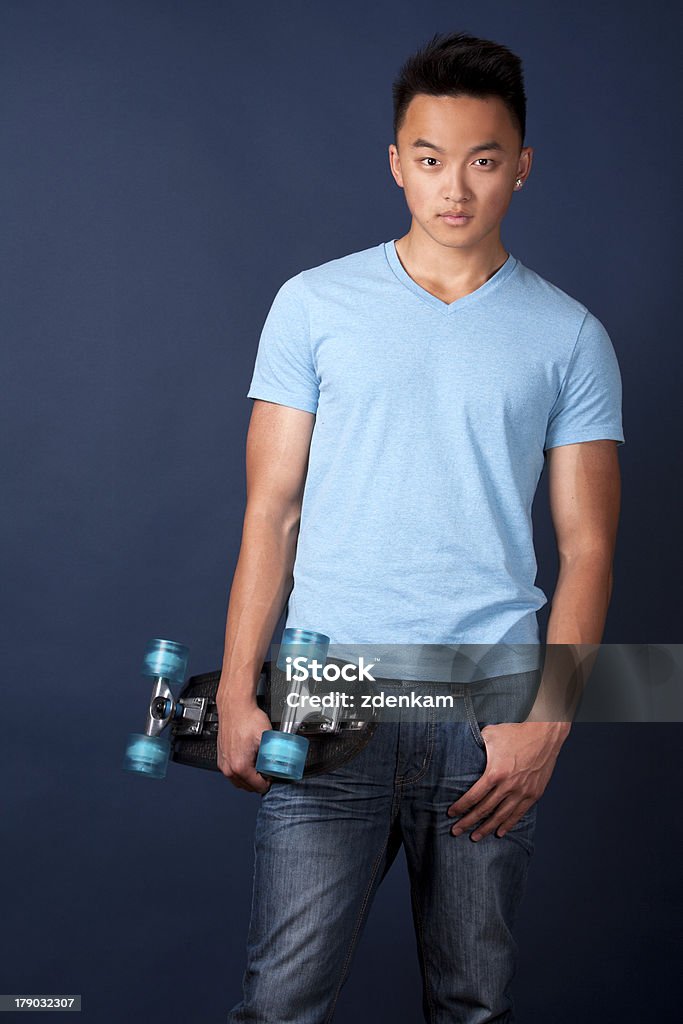 Homme avec Skate - Photo de A la mode libre de droits