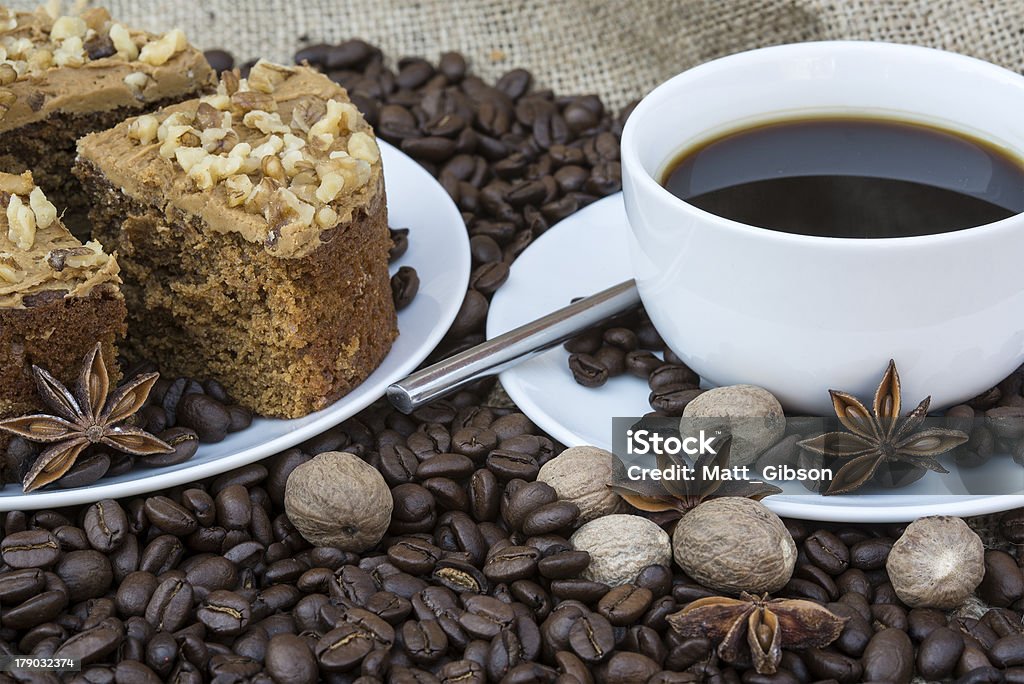 Du café et des pâtisseries de petit déjeuner continental buffet couvert - Photo de Anis étoilé libre de droits