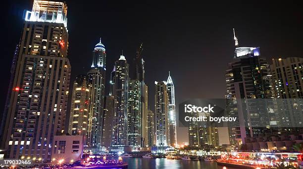 Marina De Dubai Iluminado - Fotografias de stock e mais imagens de Ao Ar Livre - Ao Ar Livre, Arquitetura, Arranha-céu