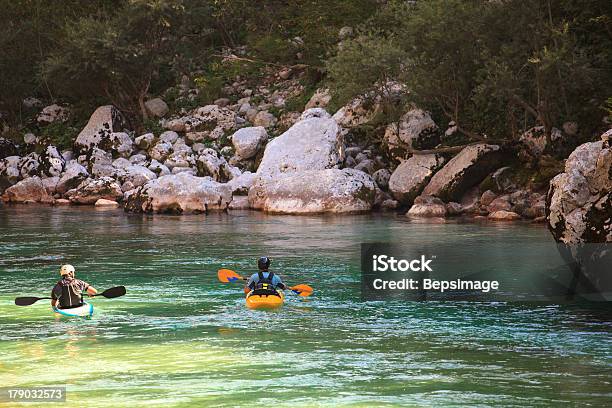 Kayak Sul Fiume Soca Slovenia - Fotografie stock e altre immagini di Kayak - Kayak, Acqua, Adulto