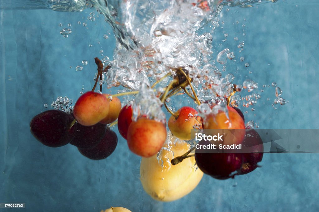 Cerejas Chapinhar na água - Royalty-free Azul Foto de stock