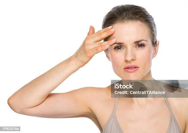 Bellezza Ritratto Di Giovane Donna Controllando La Pelle Del Viso - Fotografie stock e altre immagini di Adulto