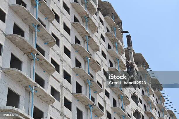 Budynek W Pochmurne Niebo W Tle - zdjęcia stockowe i więcej obrazów Architekt - Architekt, Architektura, Betonowy