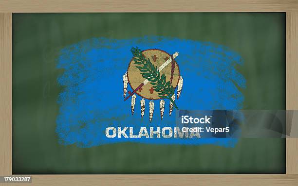 Foto de Bandeira Dos Eua Estado De Oklahoma Pintado Com Giz De Quadronegro e mais fotos de stock de Aprender