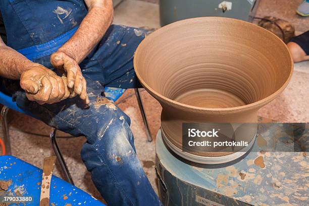 Potter Lavora Con Largilla In Studio Di Ceramica - Fotografie stock e altre immagini di Abilità - Abilità, Arte, Arti e mestieri