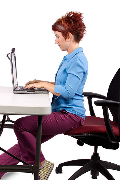 女性適切なオフィスデスクを示す姿勢 - sitting upright ストックフォトと画像
