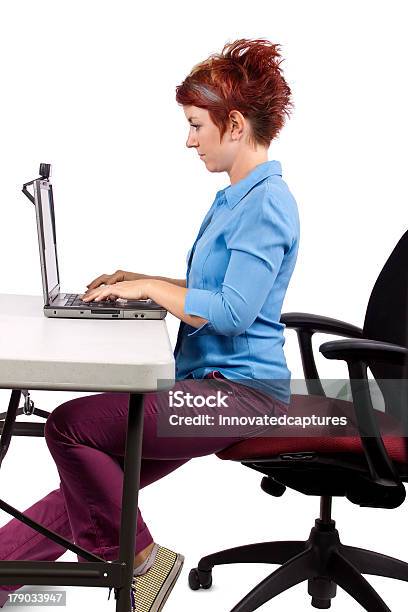 Foto de Mulher Mostrando Boa Escritório A Postura e mais fotos de stock de Sentar - Sentar, Boa Postura, Ergonomia - Design