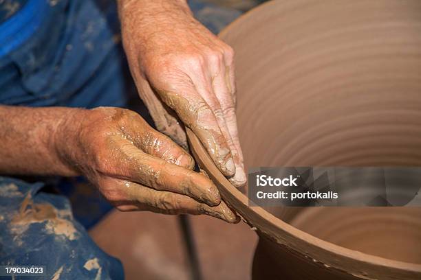 Potter Trabalha Com Argila No Estúdio De Cerâmica - Fotografias de stock e mais imagens de Arte - Arte, Arte e Artesanato - Arte visual, Artesão