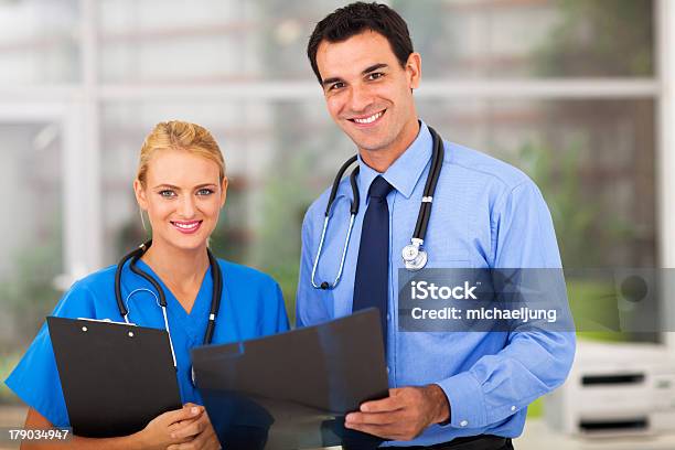 Médico Jovem Enfermeira Médico E - Fotografias de stock e mais imagens de Adulto - Adulto, Assistente, Autoconfiança
