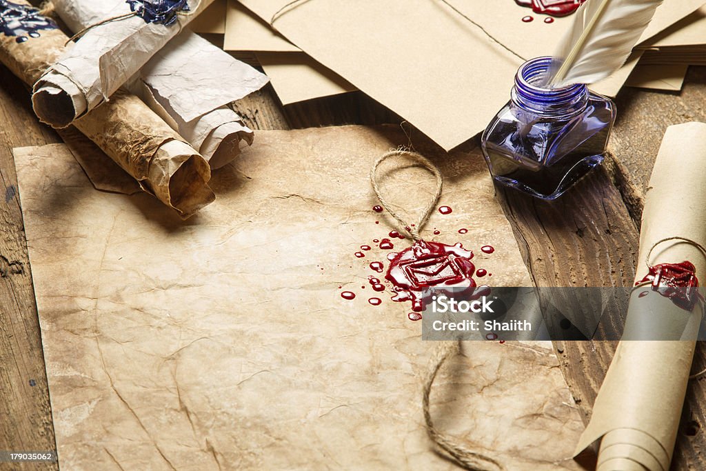 Rouleaux de vieux papier, lunettes et bleu encre - Photo de Calligraphie libre de droits