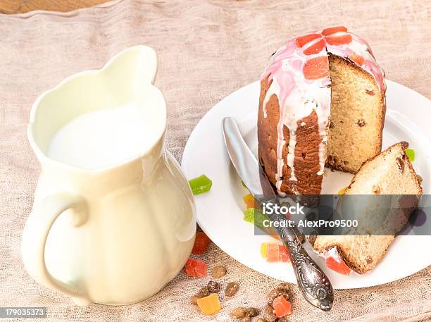 Panettone - Fotografie stock e altre immagini di Ambientazione tranquilla - Ambientazione tranquilla, Argilla, Bianco