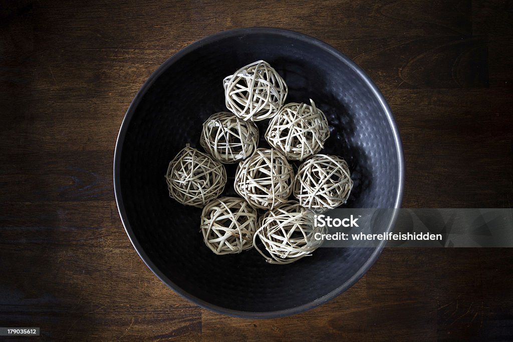 Boules décoratives en bois dans un bol sur la table de salle à manger - Photo de Art libre de droits