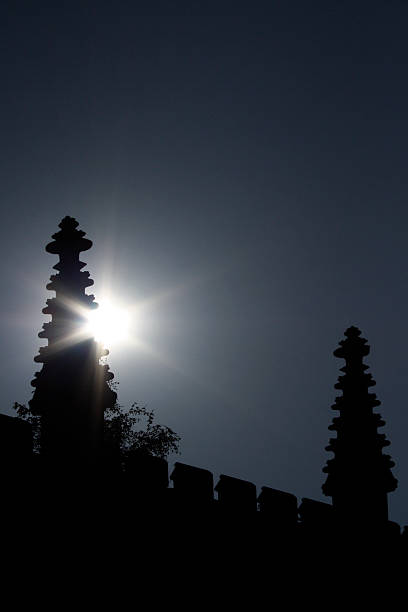 Scoppio del sole Dietro la chiesa Fiore cruciforme - foto stock