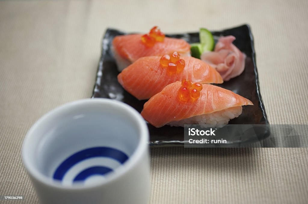 Sushi de salmão e Saquê - Royalty-free Alimentação Saudável Foto de stock